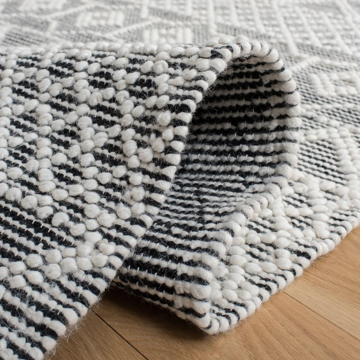 Safavieh Natura 4'-0" x 6'-0" Rug in Ivory / Black