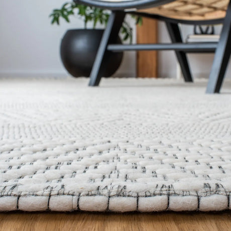 Safavieh Marbella 4'-0" x 6'-0" Rug in Ivory