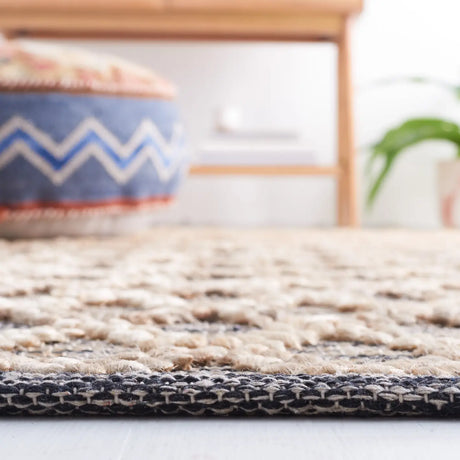Safavieh Natural Fiber 4'-0" x 6'-0" Rug in Natural / Black