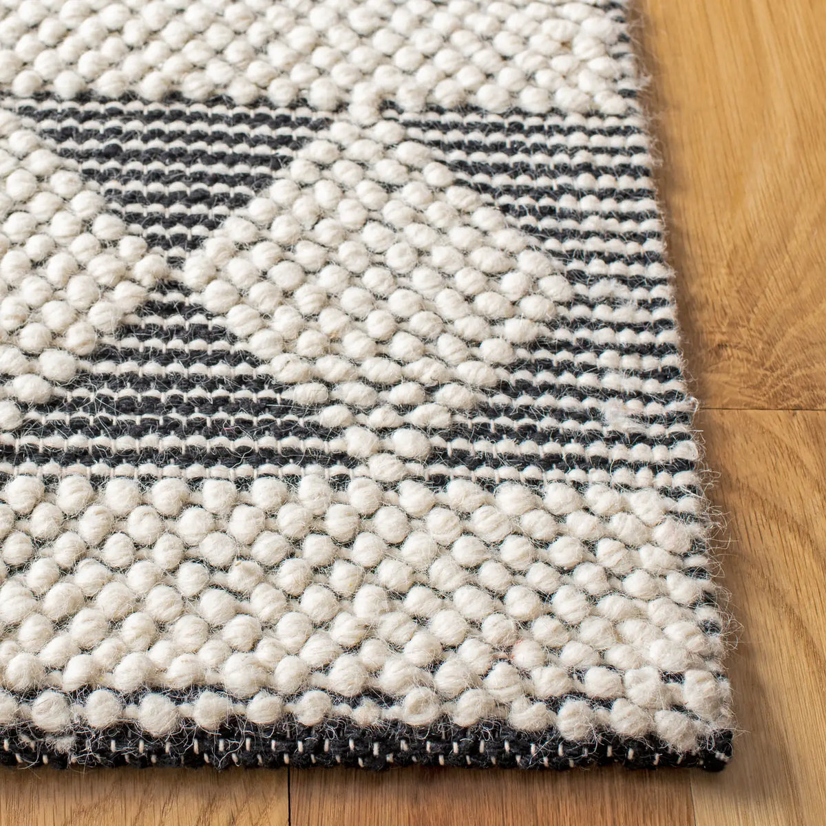 Safavieh Natura 4'-0" x 6'-0" Rug in Ivory / Black