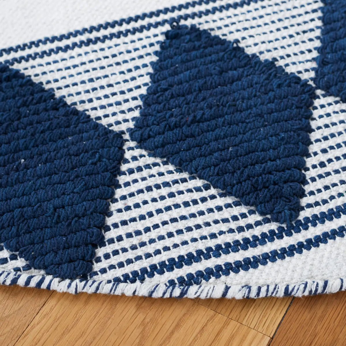 Safavieh Montauk 6'-0" x 6'-0" Rug in Navy / Ivory