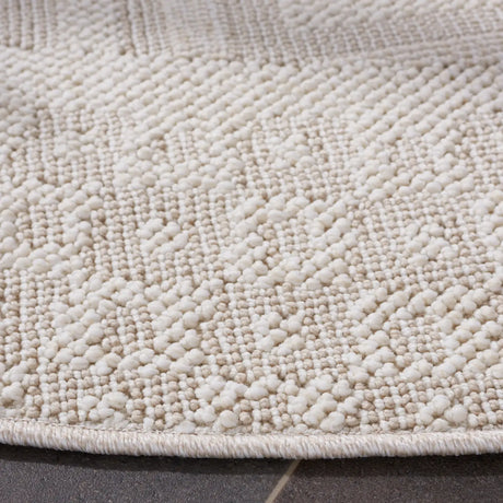 Safavieh Trends 6'-7" x 6'-7" Rug in Beige / Ivory