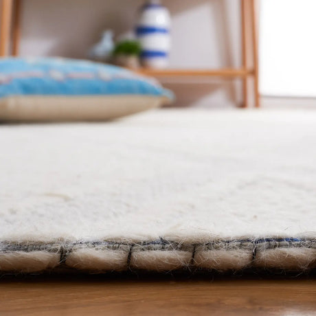 Safavieh Marbella 4'-0" x 6'-0" Rug in Navy / Ivory