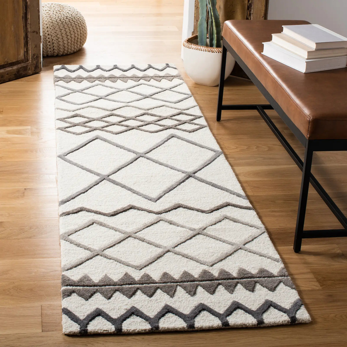 Safavieh Glamour 2'-3" x 8'-0" Rug in Ivory / Grey