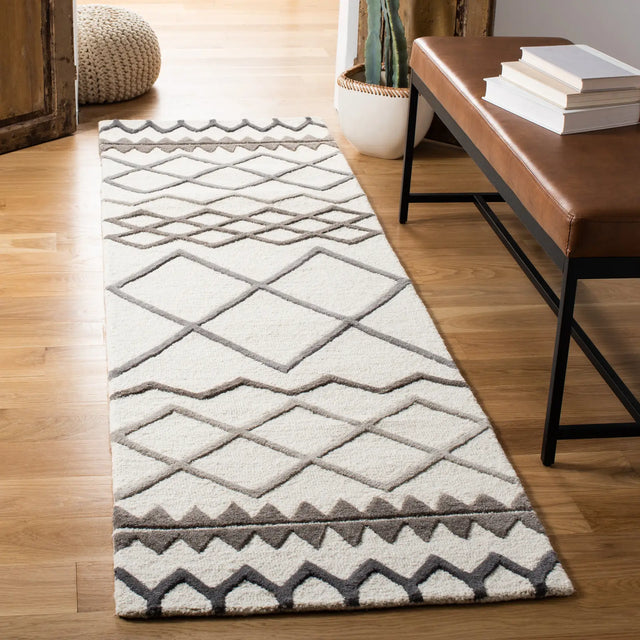 Safavieh Glamour 2'-3" x 8'-0" Rug in Ivory / Grey