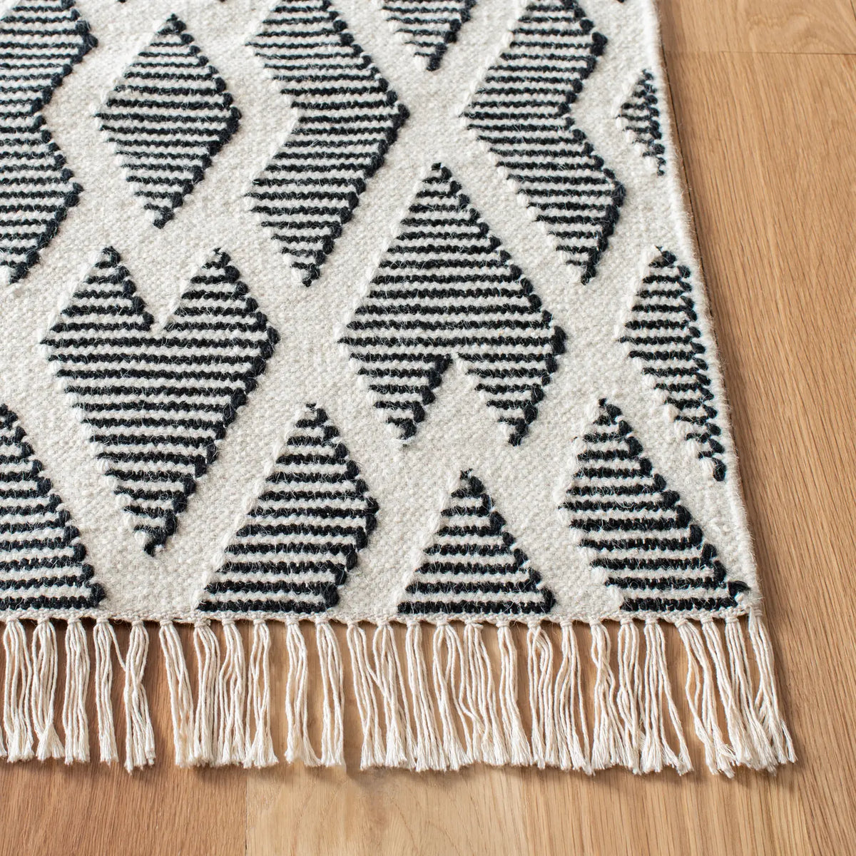 Safavieh Kilim 4'-0" x 6'-0" Rug in Black / Cream