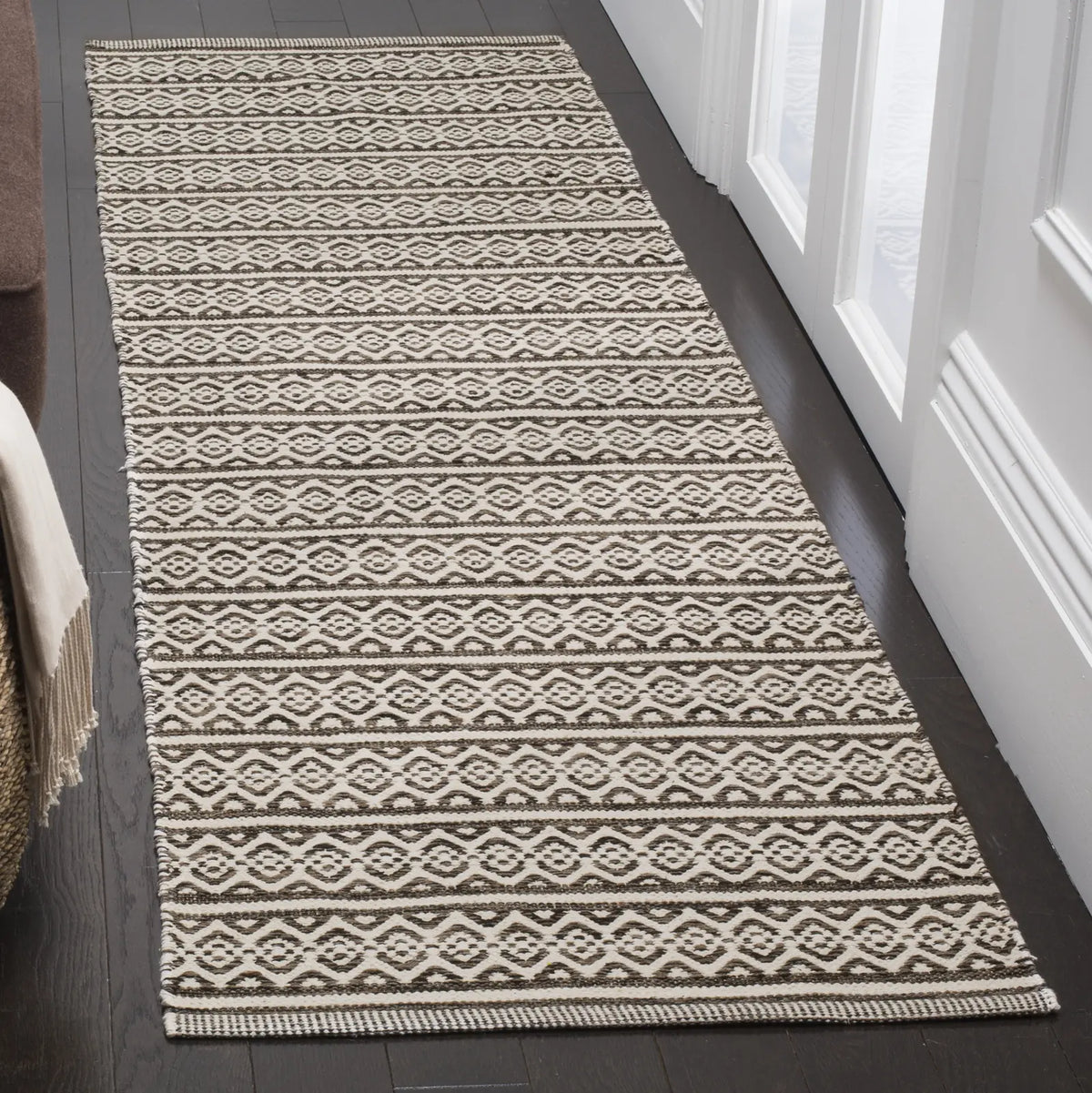 Safavieh Montauk 2'-3" x 10'-0" Rug in Ivory / Black