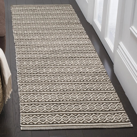 Safavieh Montauk 2'-3" x 10'-0" Rug in Ivory / Black