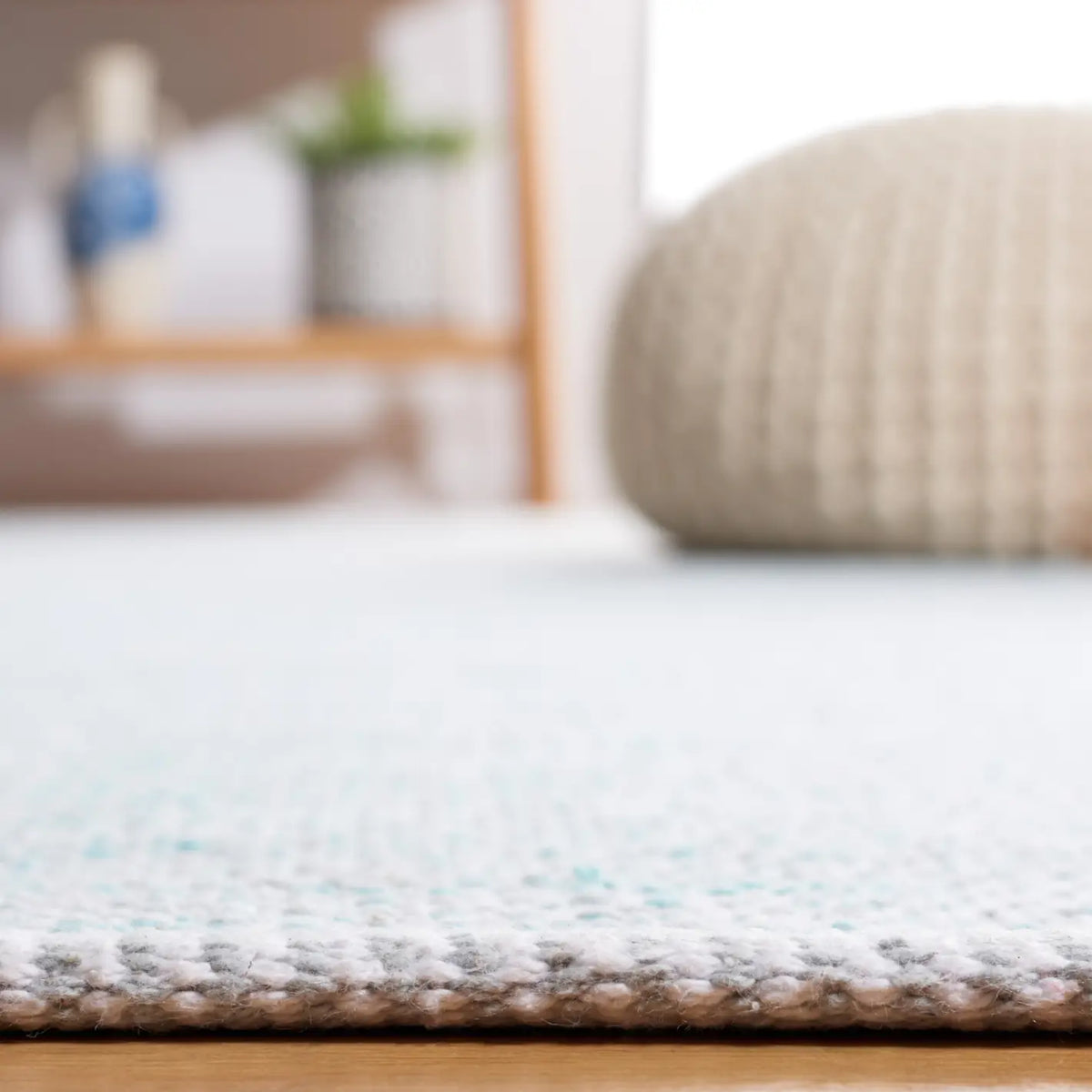 Safavieh Montauk 4'-0" x 6'-0" Rug in Turquoise / Grey