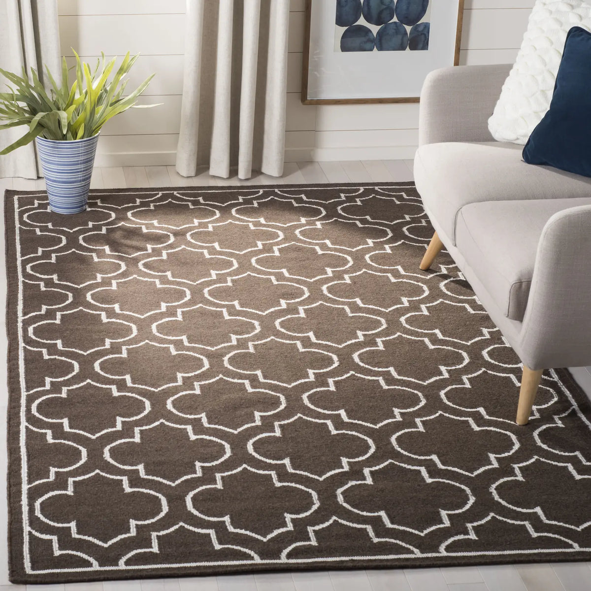 Safavieh Dhurries 5'-0" x 8'-0" Rug in Brown / Ivory