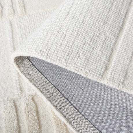 Safavieh Manhattan 4'-0" x 6'-0" Rug in Ivory / Beige