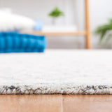 Safavieh Blossom 4'-0" x 6'-0" Rug in Grey / Ivory
