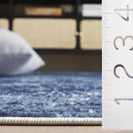 Safavieh Amelia 700 4'-0" x 6'-0" Rug in Ivory / Dark Blue