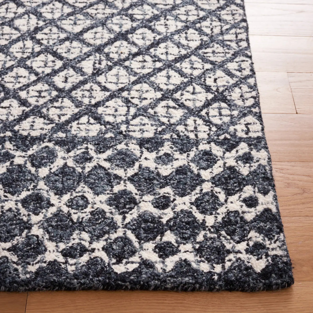 Safavieh Abstract 4'-0" x 6'-0" Rug in Ivory / Navy