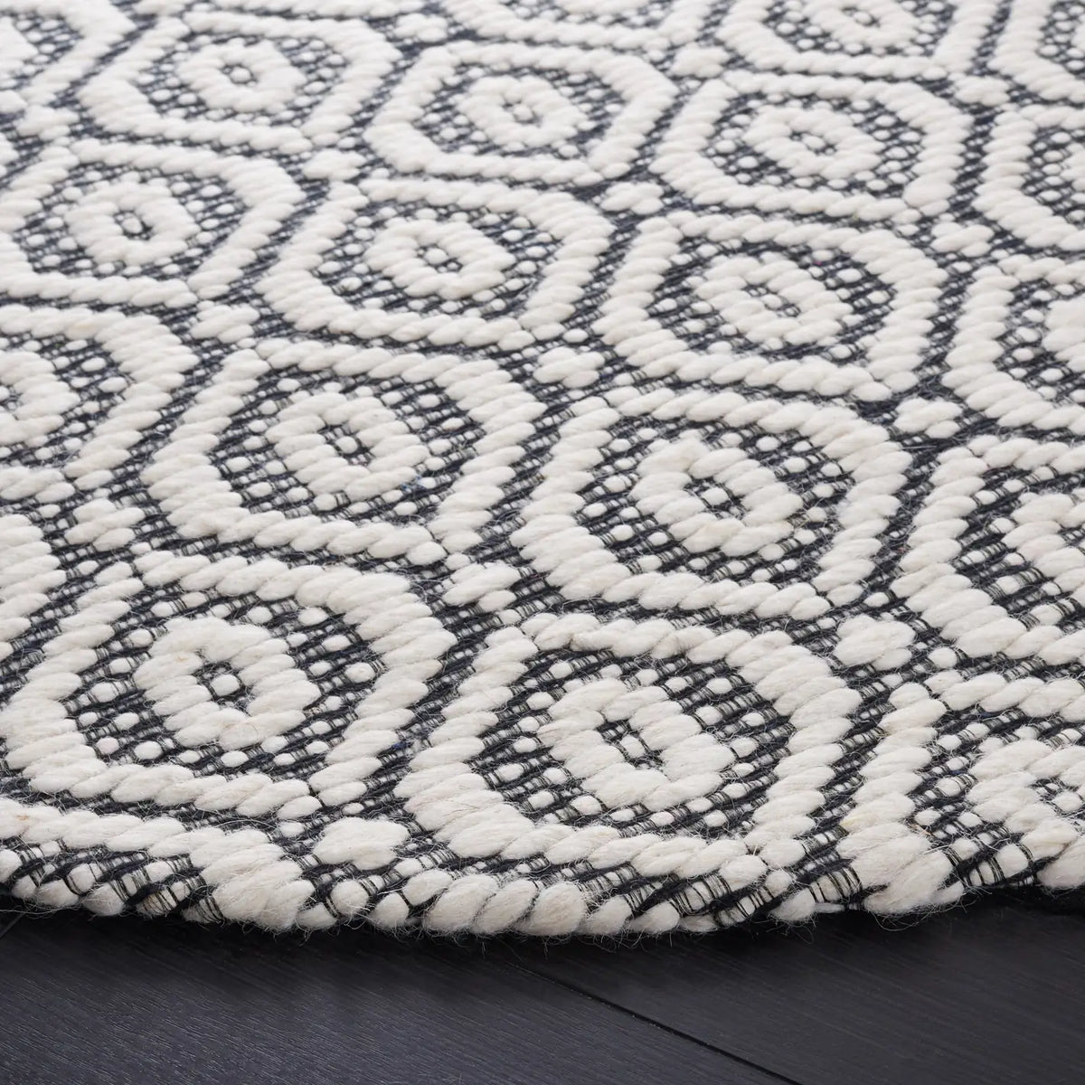 Safavieh Marbella 6'-0" x 6'-0" Rug in Black / Ivory