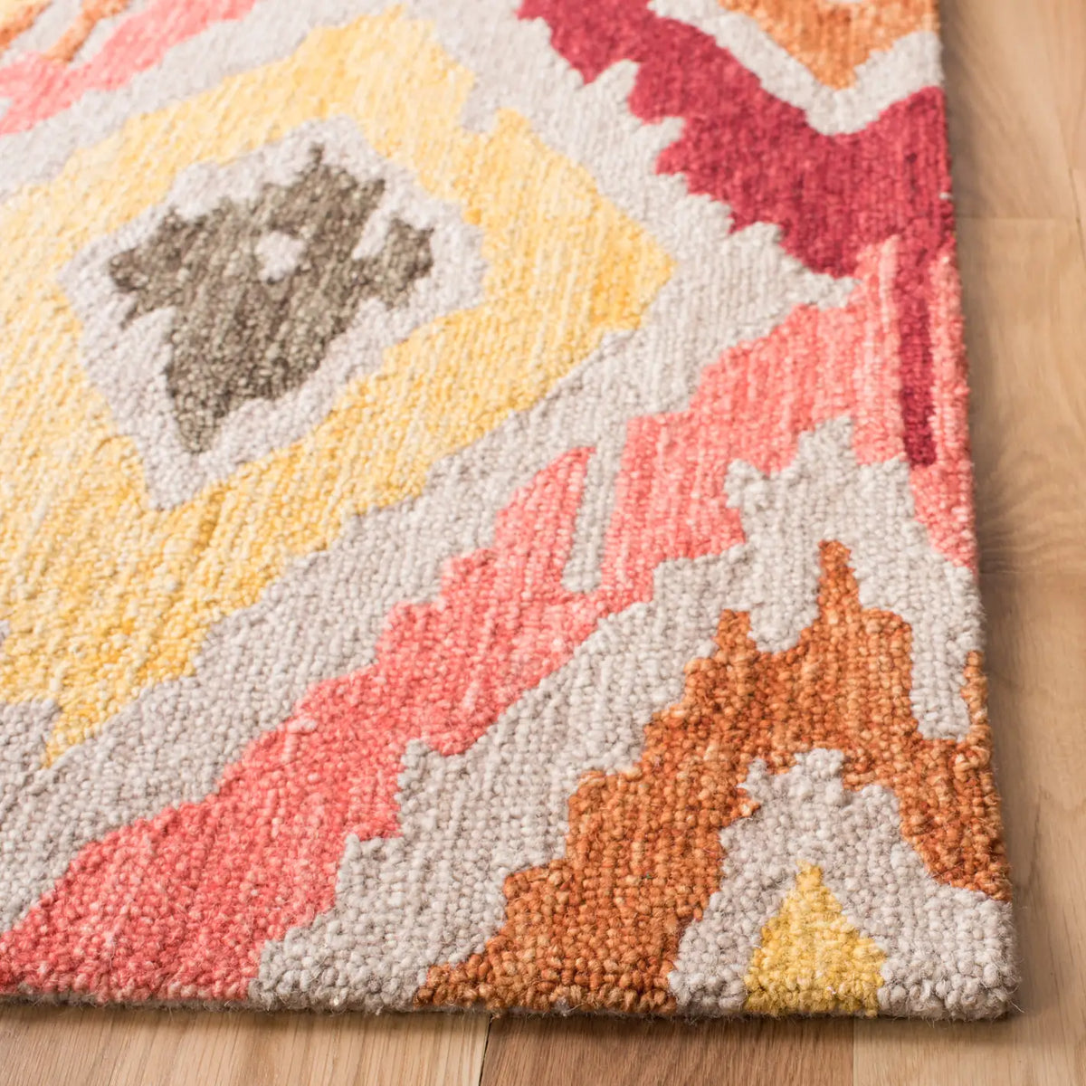 Safavieh Ikat 4'-0" x 6'-0" Rug in Beige / Pink