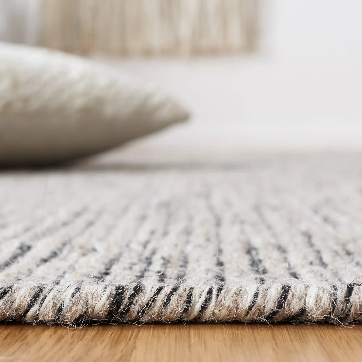 Safavieh Natura 4'-0" x 6'-0" Rug in Grey / Ivory