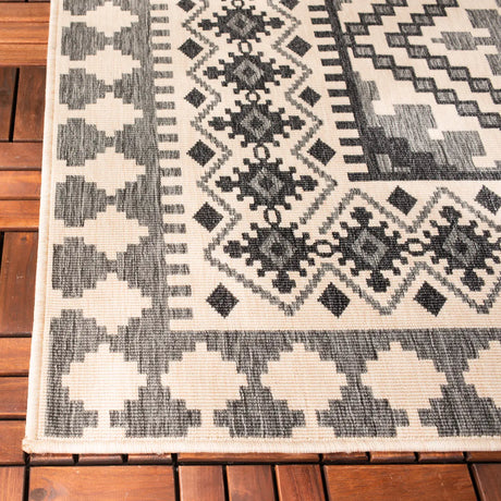 Safavieh Veranda 4'-0" x 5'-7" Rug in Ivory / Slate