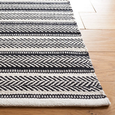 Safavieh Montauk 4'-0" x 6'-0" Rug in Black / Ivory