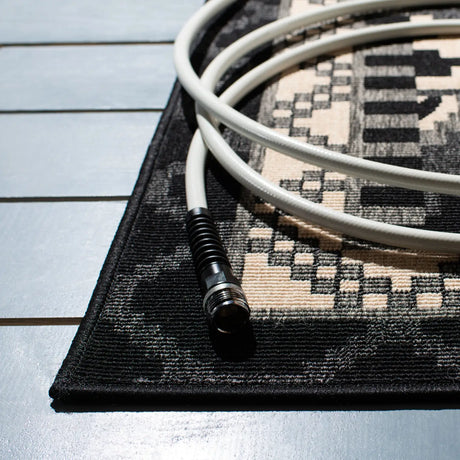 Safavieh Veranda 4'-0" x 5'-7" Rug in Black / Beige