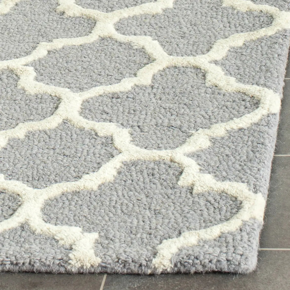 Safavieh Cambridge 2'-6" x 10'-0" Rug in Silver / Ivory