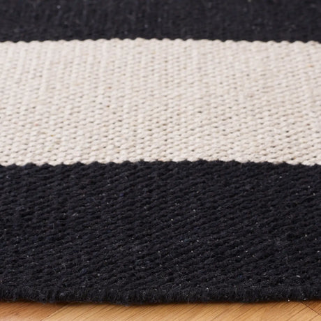 Safavieh Montauk 6'-0" x 6'-0" Rug in Black / Ivory