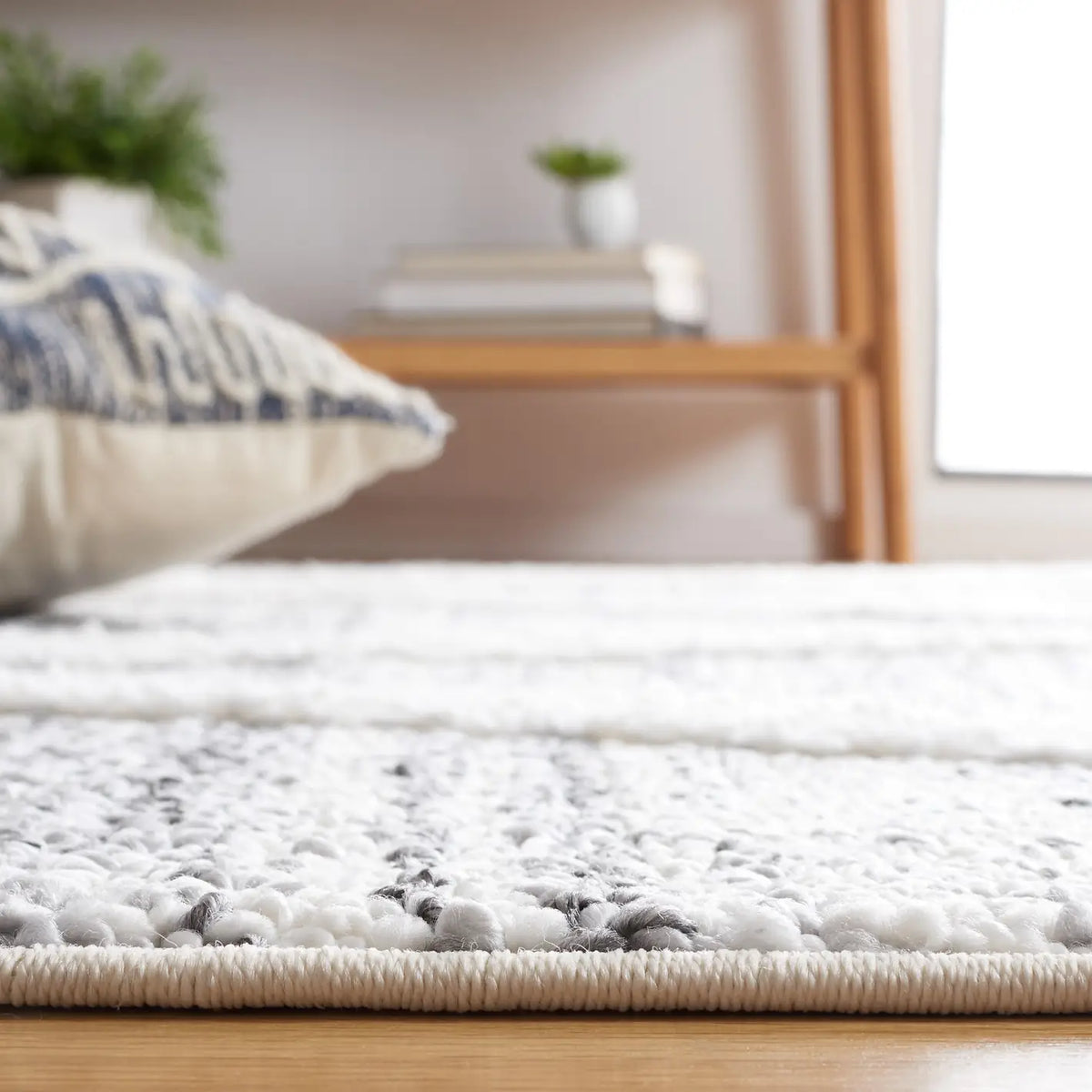 Safavieh Moroccan Tassel Shag 4'-0" x 6'-0" Rug in Grey / Ivory