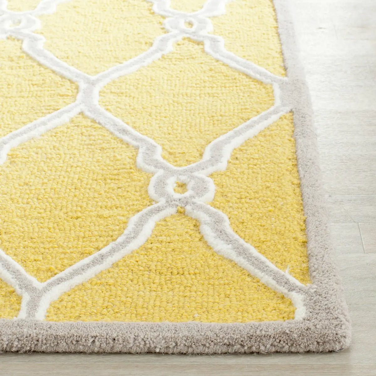 Safavieh Cambridge 2'-6" x 8'-0" Rug in Gold / Ivory