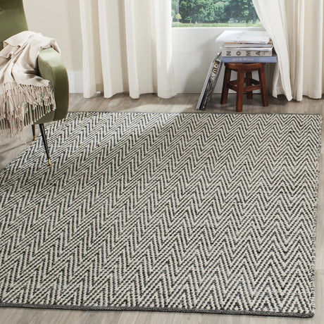 Safavieh Montauk 5'-0" x 7'-0" Rug in Ivory / Dark Grey