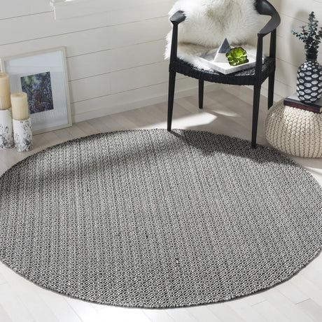 Safavieh Montauk 6'-0" x 6'-0" Rug in Ivory / Black