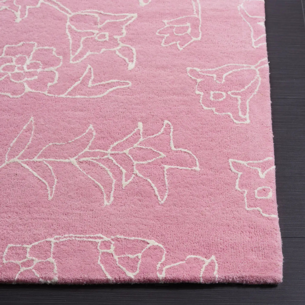 Safavieh Fifth Avenue 4'-0" x 6'-0" Rug in Pink / Ivory