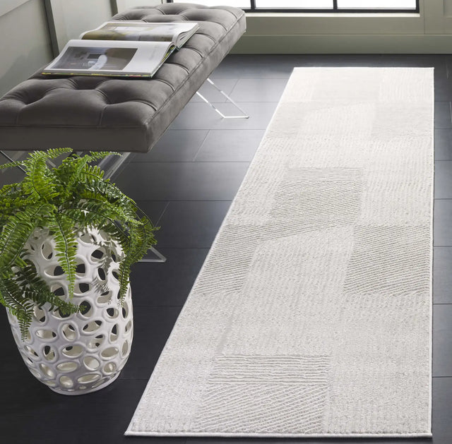 Safavieh Saylor 100 2'-0" x 8'-0" Rug in Ivory