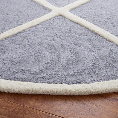 Safavieh Cambridge 6'-0" x 6'-0" Rug in Silver / Ivory