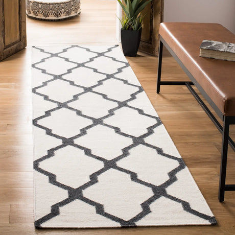 Safavieh Dhurries 2'-6" x 8'-0" Rug in Ivory / Charcoal
