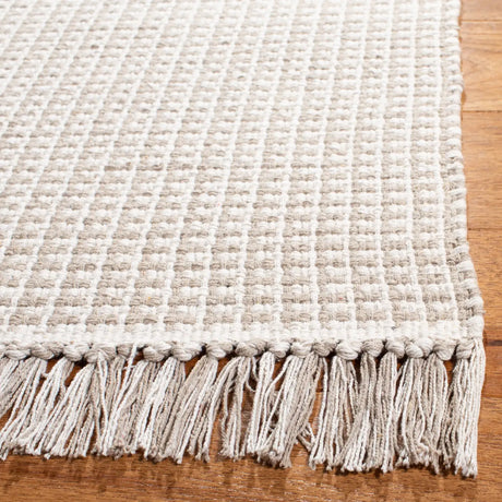 Safavieh Montauk 5'-0" x 8'-0" Rug in Ivory / Grey