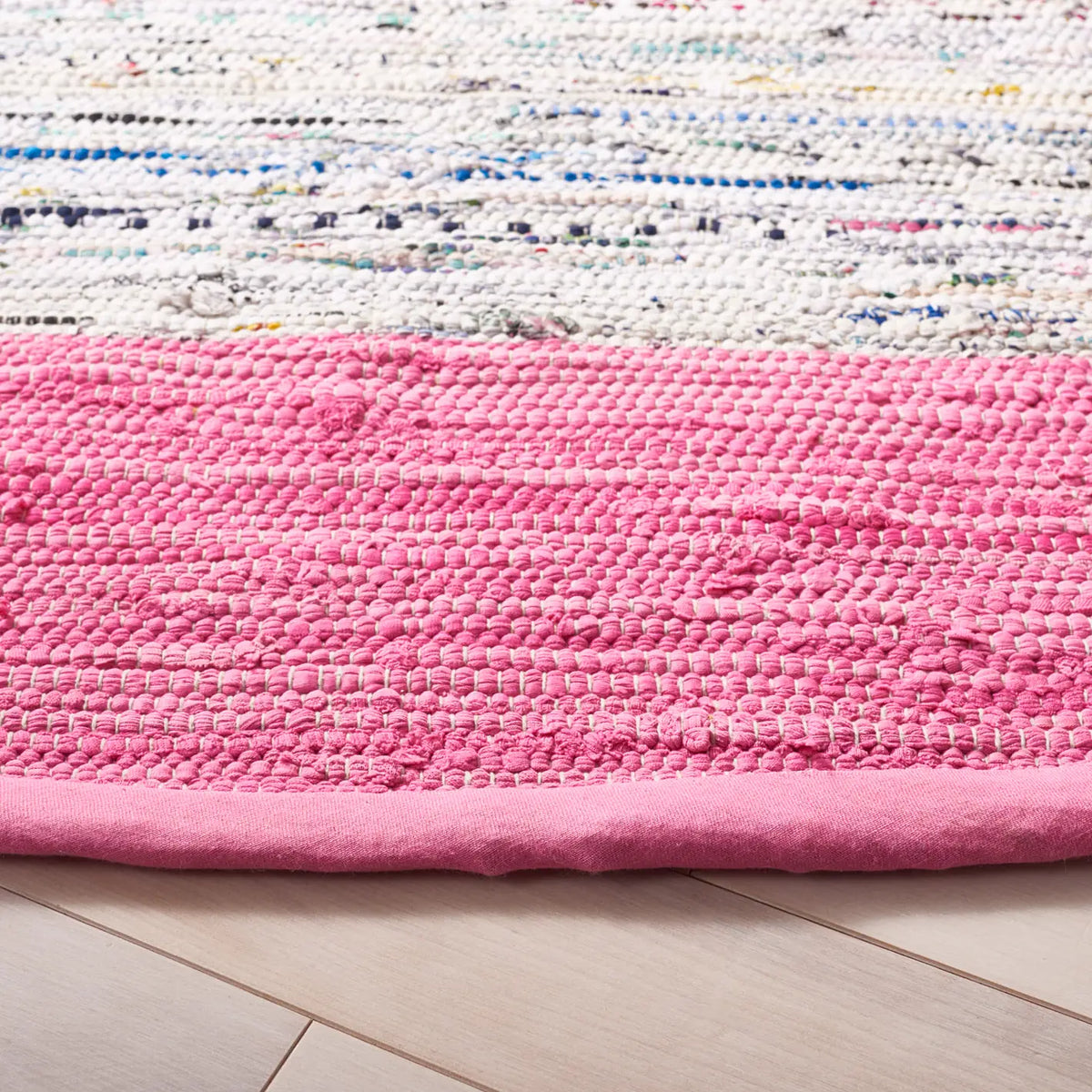 Safavieh Montauk 6'-0" x 6'-0" Rug in Ivory / Pink