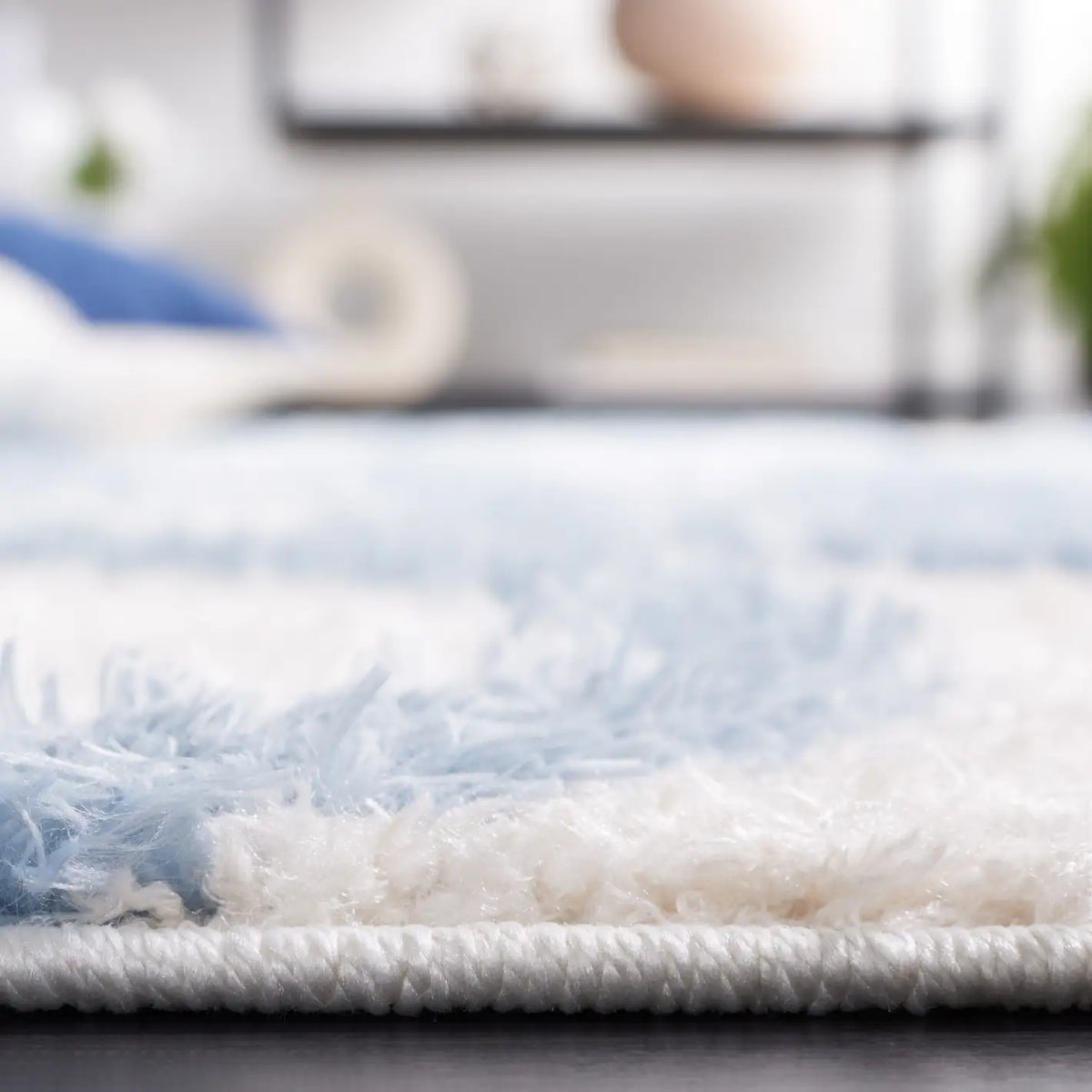 Safavieh Norway 4'-0" x 6'-0" Rug in Blue / Ivory