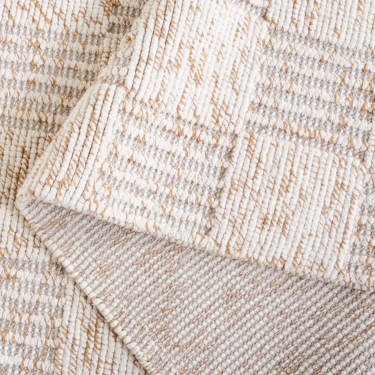 Safavieh Natura 4'-0" x 6'-0" Rug in Brown / Ivory