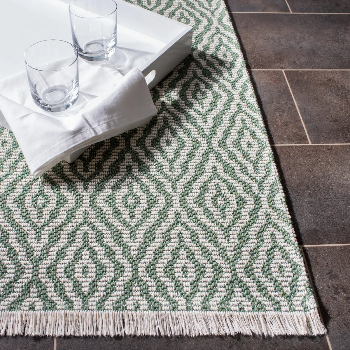 Safavieh Augustine 4'-5" x 6'-5" Rug in Green / Ivory