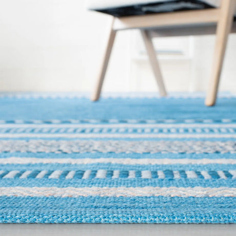 Safavieh Montauk 5'-0" x 8'-0" Rug in Blue / Grey