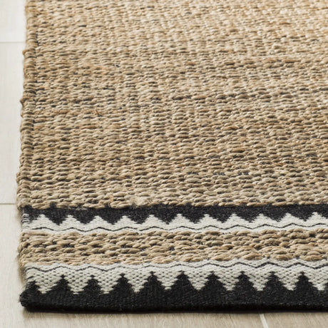 Safavieh Natural Fiber 4'-0" x 6'-0" Rug in Natural / Black