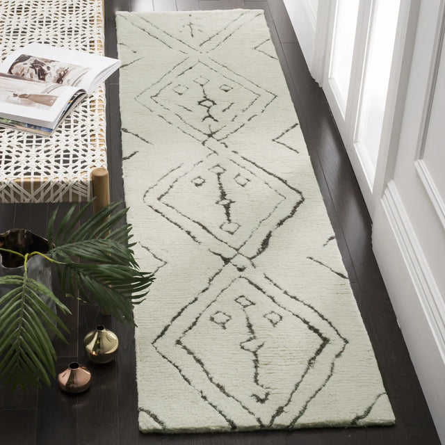 Safavieh Casablanca 2'-3" x 8'-0" Rug in Ivory / Multi