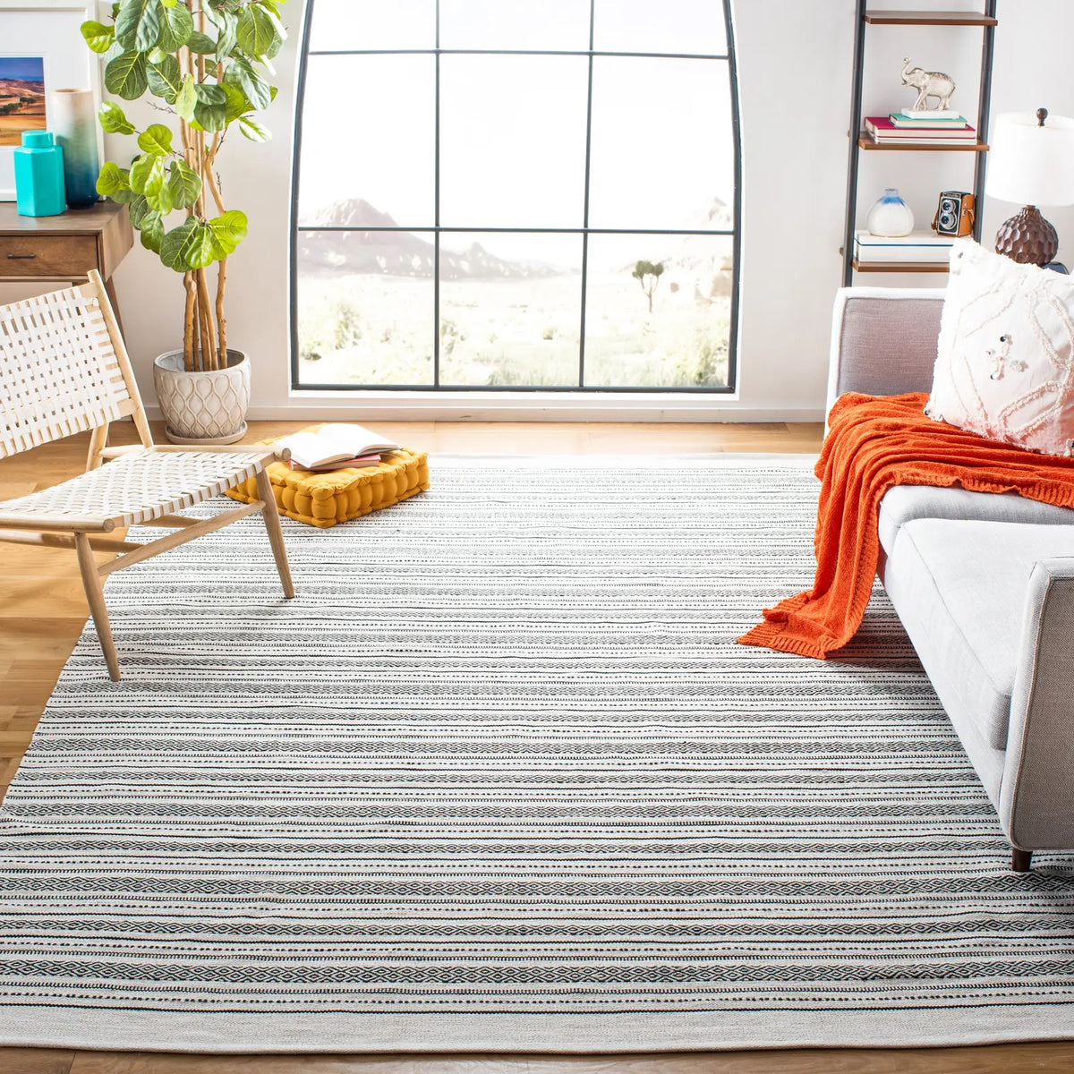 Safavieh Kilim 6'-0" x 9'-0" Rug in Ivory / Black