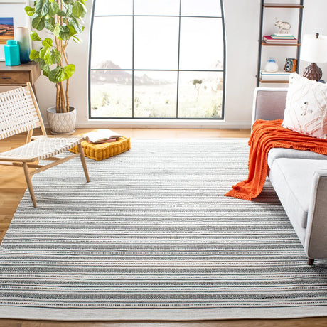 Safavieh Kilim 6'-0" x 9'-0" Rug in Ivory / Black