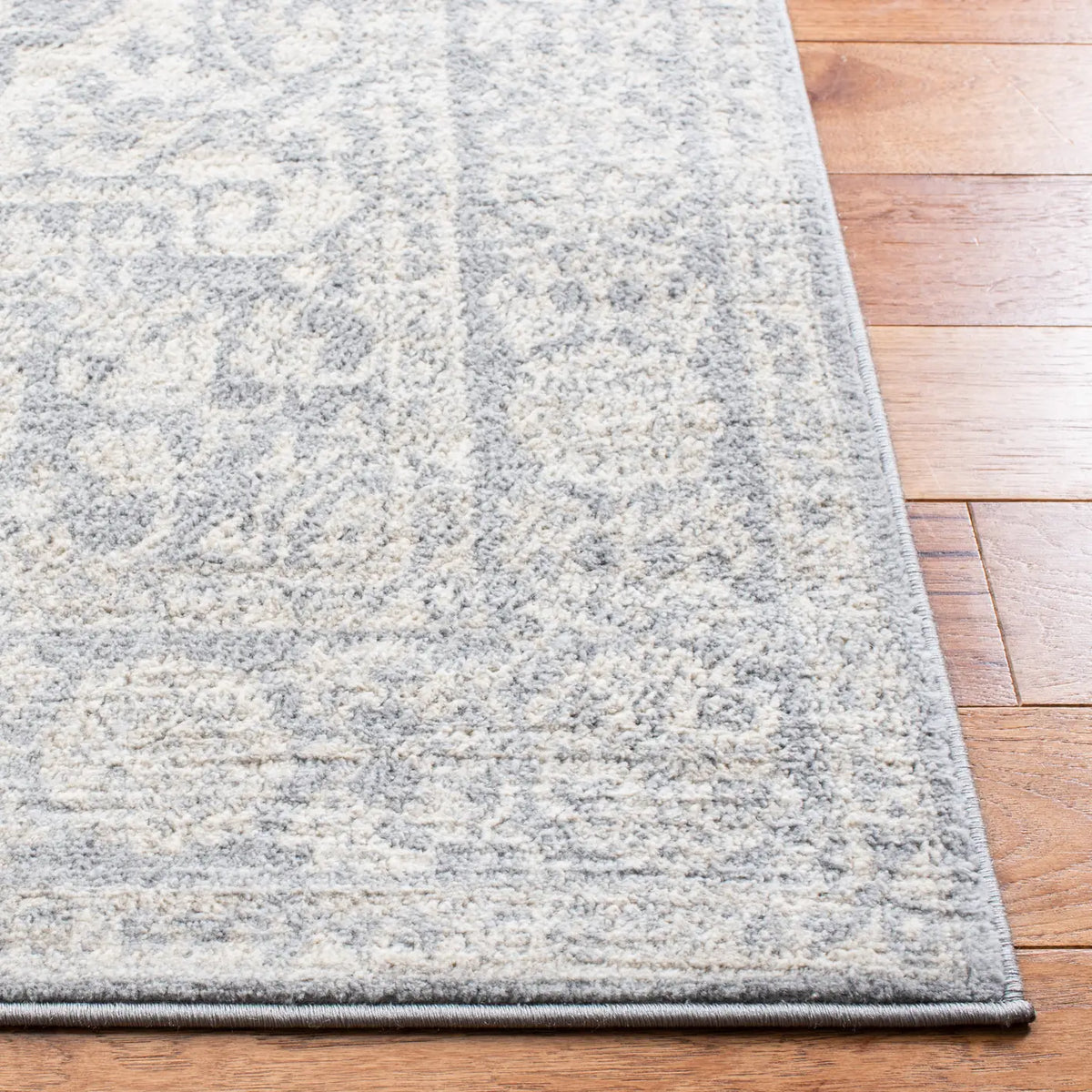 Safavieh Brentwood 4'-0" x 6'-0" Rug in Light Grey / Ivory