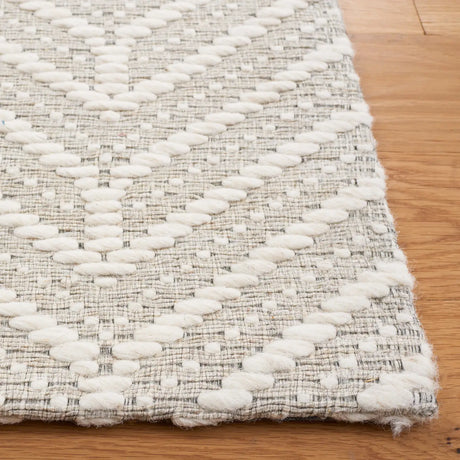 Safavieh Marbella 4'-0" x 6'-0" Rug in Ivory / Beige