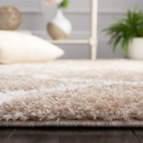 Safavieh Tahoe Shag 4'-0" x 6'-0" Rug in Beige / White