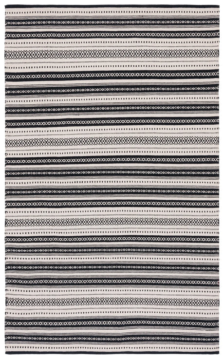 Safavieh Montauk 4'-0" x 6'-0" Rug in Black / Ivory