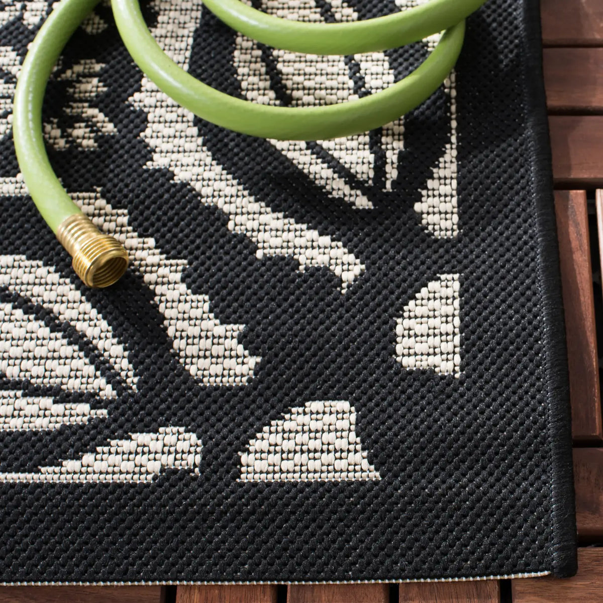 Safavieh Courtyard 5'-3" x 7'-7" Rug in Beige / Black