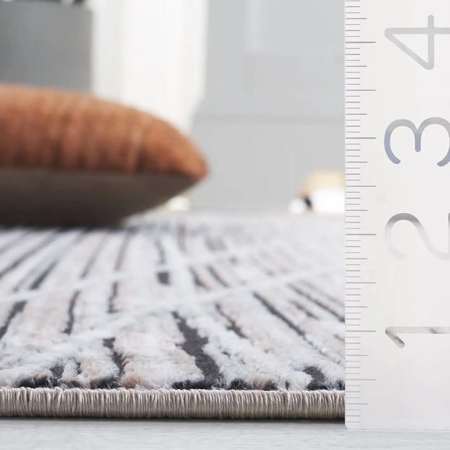 Safavieh Mila 4'-0" x 6'-0" Rug in Beige / Ivory Black